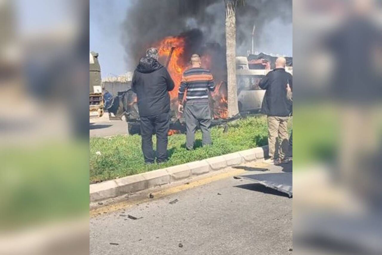 İşgalci siyonistler Lübnan'da bir aracı bombaladı: Bir şehit