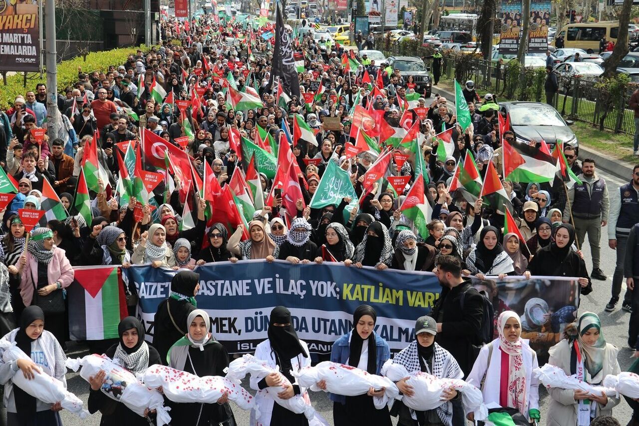 İstanbul'da binlerce kişi Gazze'ye destek için yürüdü