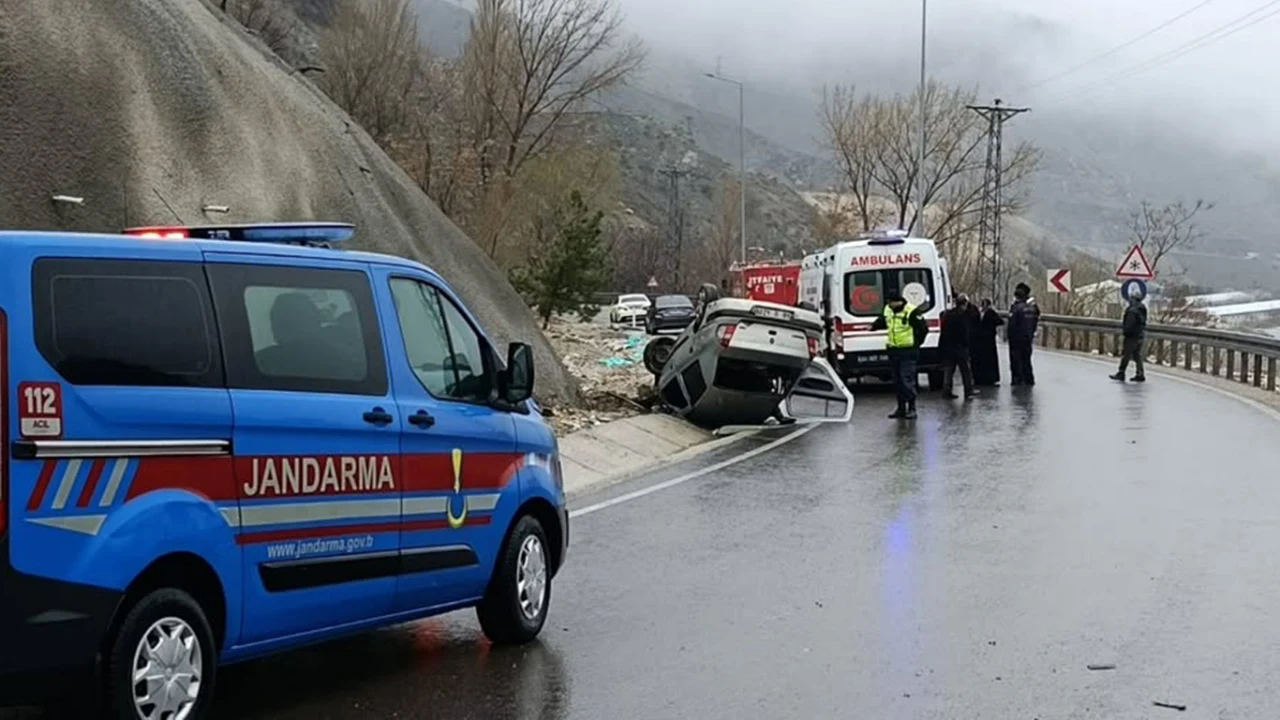 Sürücünün direksiyon hakimiyetini kaybettiği otomobil takla atarak ters döndü: 5 yaralı