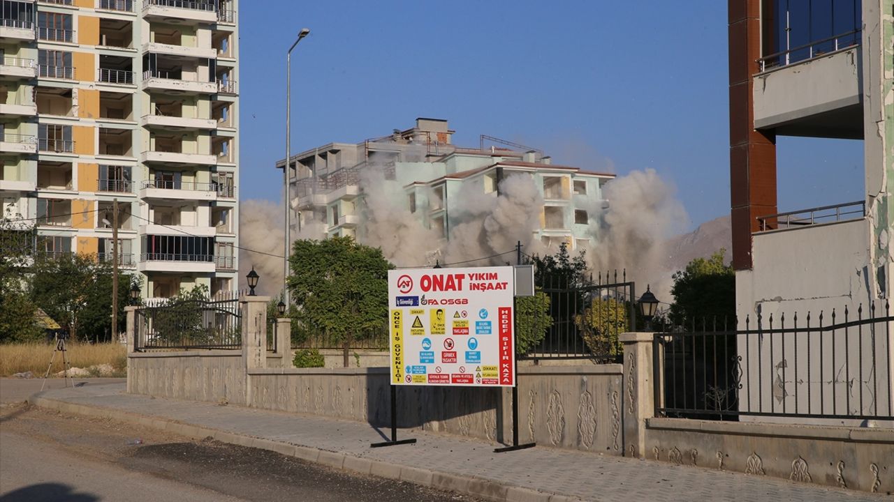 Malatya'da ağır hasarlı bina patlayıcı yardımıyla yıkıldı