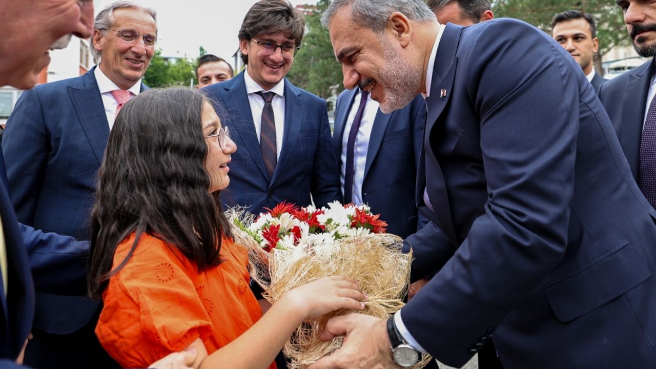 Dışişleri Bakanı Fidan, Erzurum'da esnaf ziyaretinde bulundu