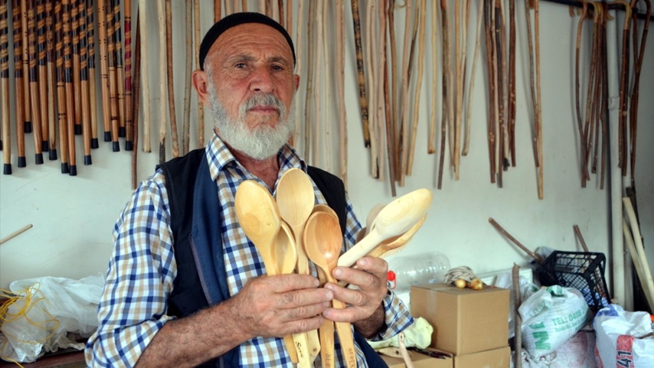Muş'ta 70 yaşındaki Bağlım, kurumuş ağaç dallarıyla baston ve süs eşyası yapıyor