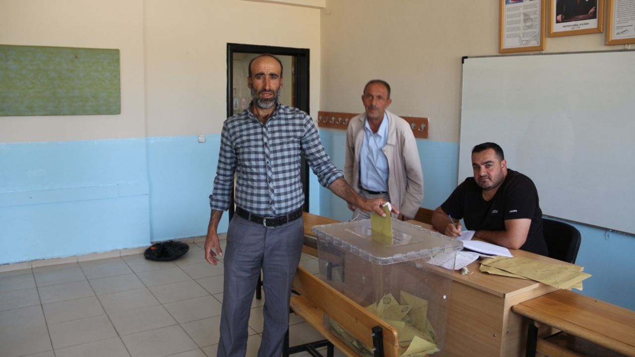 Bitlis'te 1357 nüfuslu köyün mahalle olması için halk oylaması yapıldı