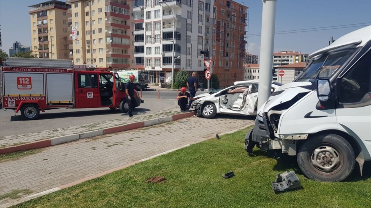 Malatya'da minibüs ile otomobilin çarpıştığı kazada 2 kişi yaralandı