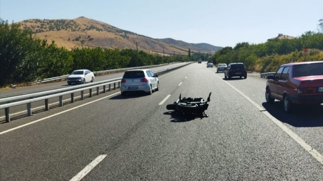 Malatya'da otomobile çarpan motosikletin sürücüsü öldü