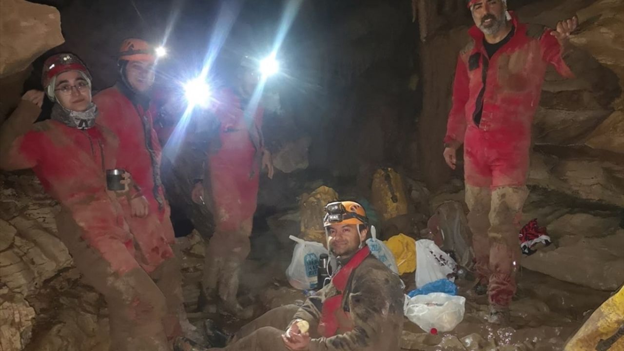 Profesyonel mağaracılar Hakkari'deki 3 mağarada araştırma yaptı