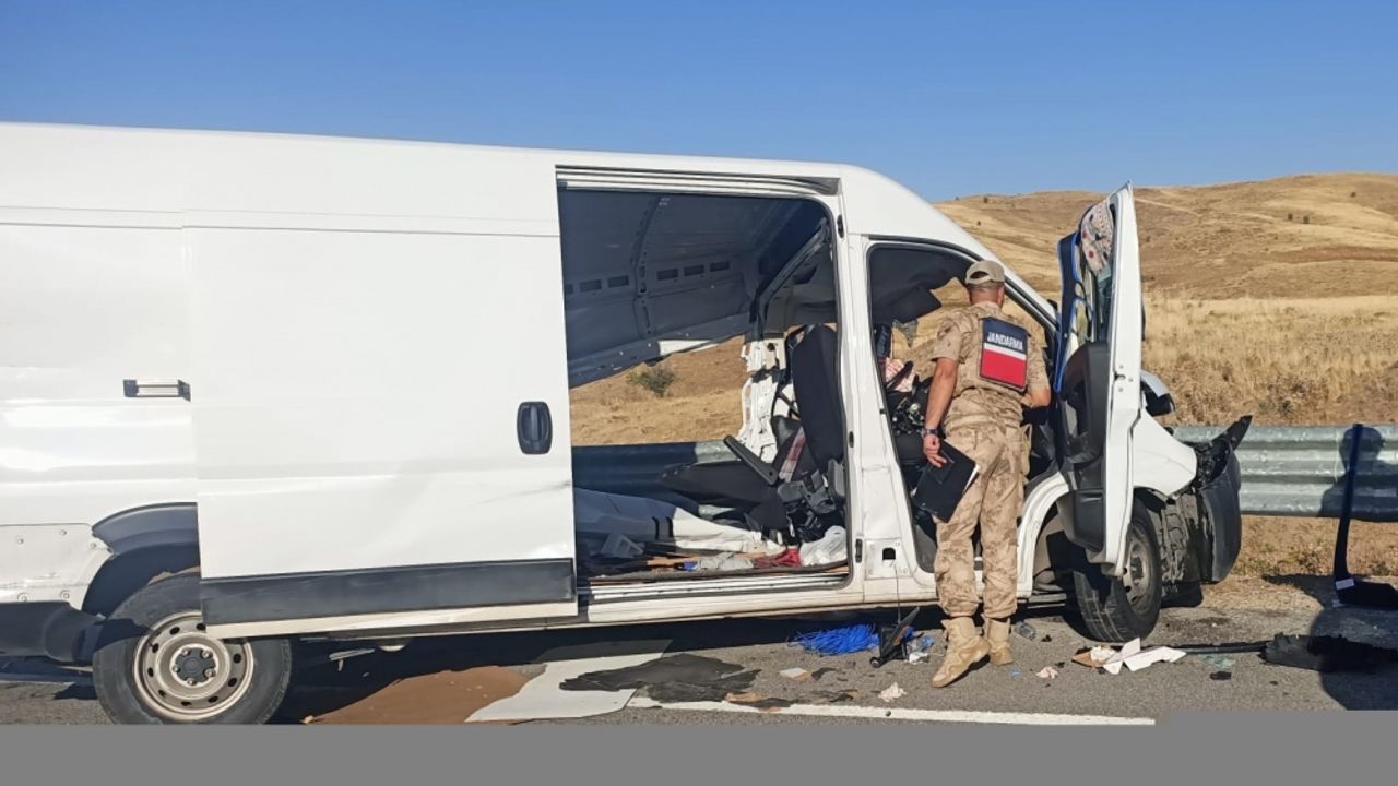 Tunceli'de iki minibüsün çarpıştığı kazada 3 kişi yaralandı