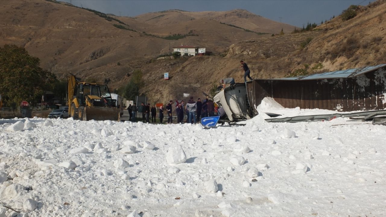 Elazığ'da devrilen tuz yüklü tırın sürücüsü yaralandı