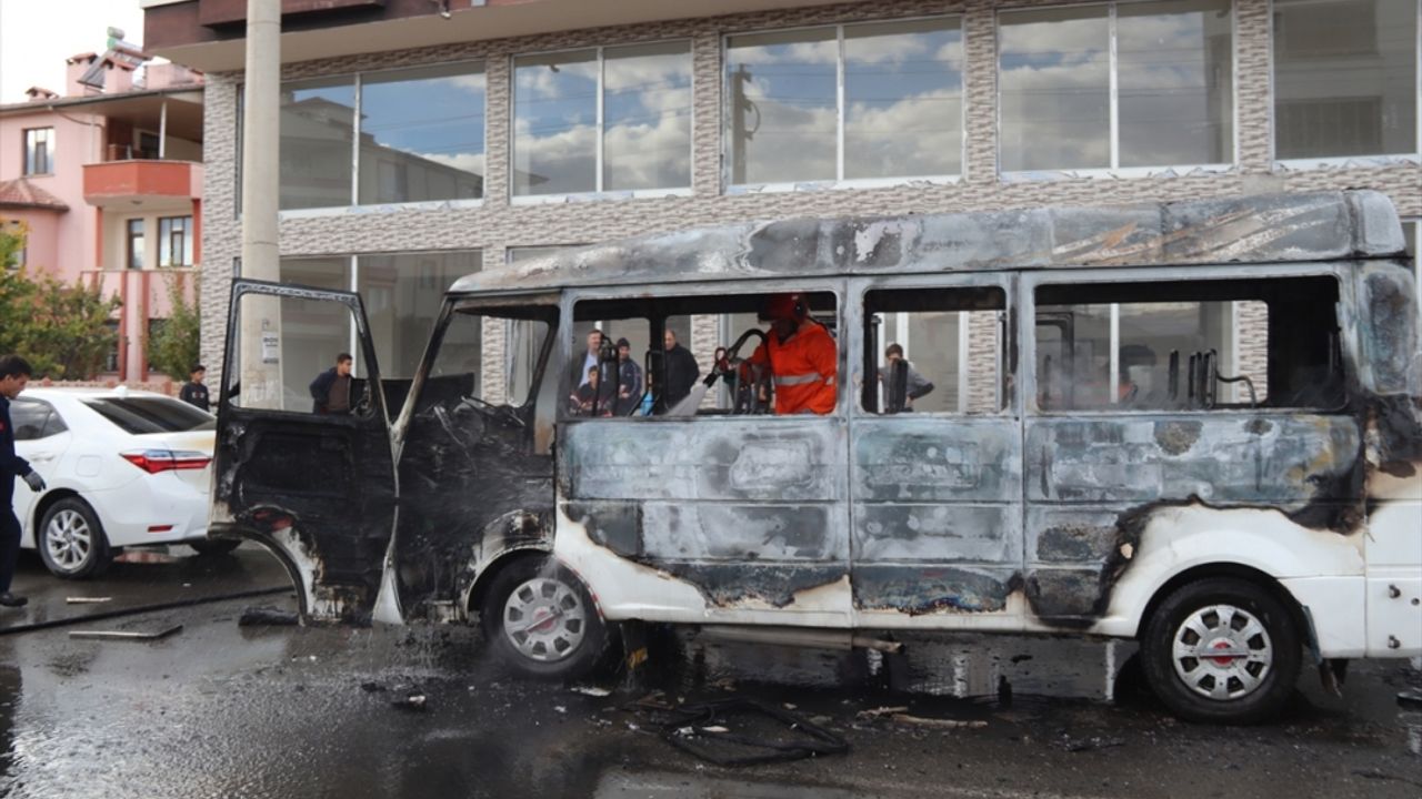 Iğdır'da seyir halindeyken alev alan yolcu minibüsü yandı