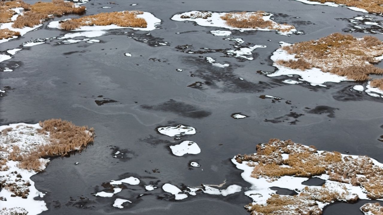Kars'ta 2 bin 237 rakımdaki Çalı Gölü'nün büyük bölümü buzla kaplandı