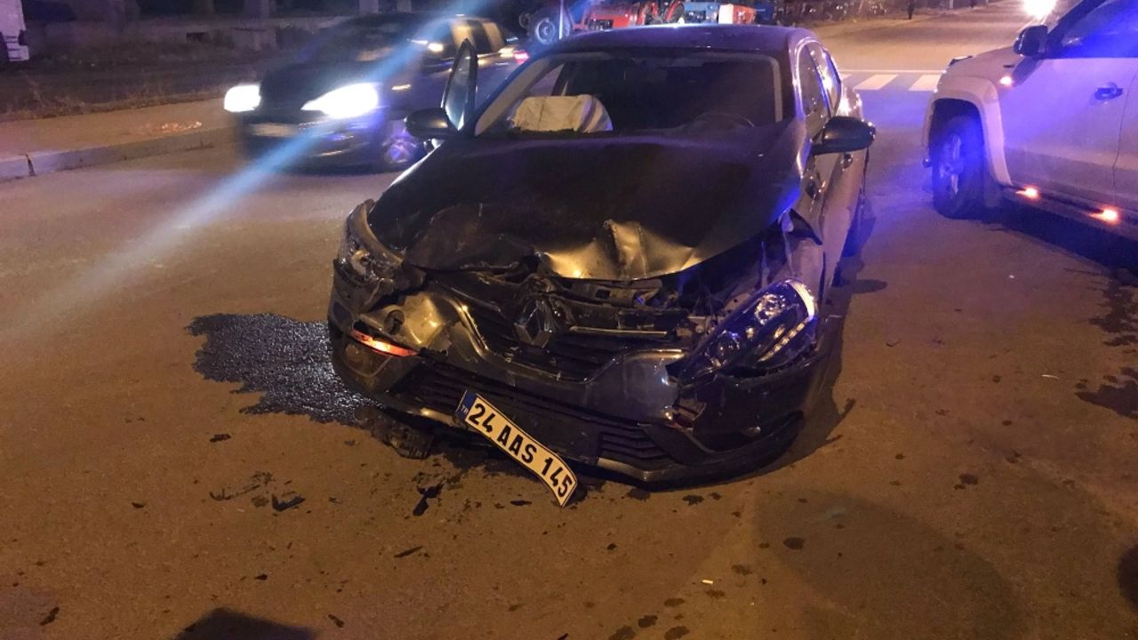 Kars'ta iki otomobilin çarpıştığı kazada 4 kişi yaralandı