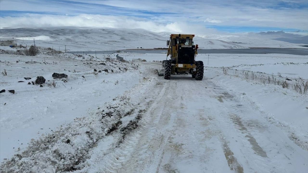 Kars'ta kapalı köy yolunda mahsur kalan 3 kişi kurtarıldı