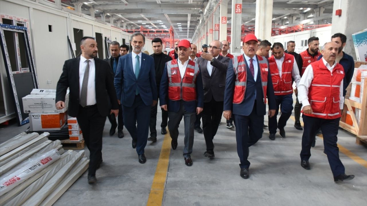 Türk Kızılay Genel Müdürü İbrahim Altan, Yapı Sistem Fabrikasını inceledi