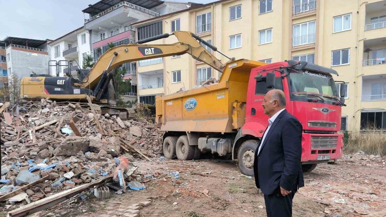Doğanşehir’de ağır hasarlı binaların yıkımı sürüyor