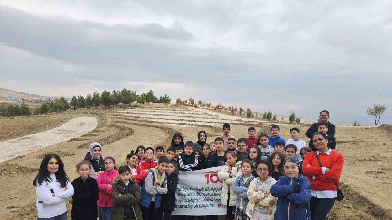 Elazığ’da öğrenciler, Cumhuriyet’in 100. yılında 100 fidan dikti