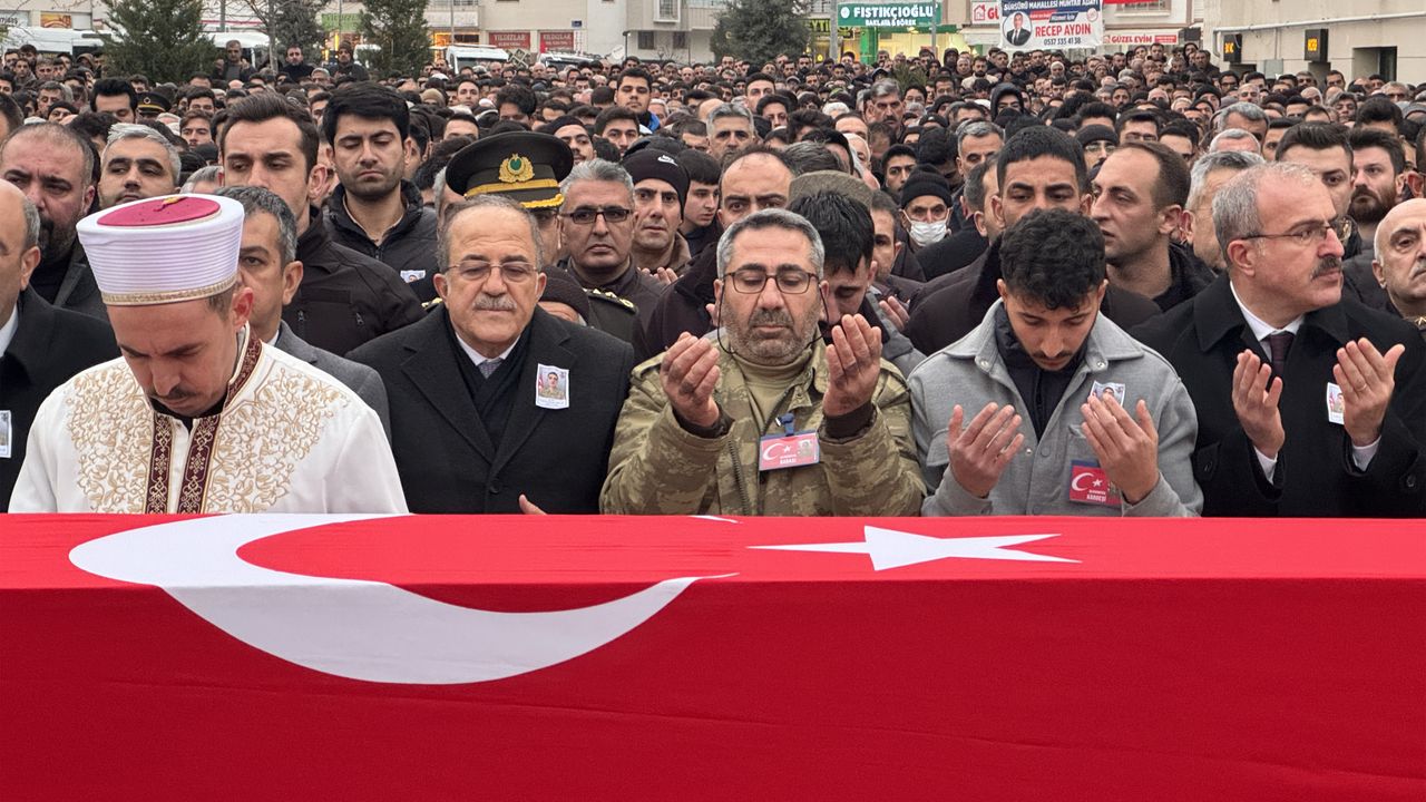 Şehit Piyade Sözleşmeli Er Kemal Aslan Elazığ'da Son Yolculuğuna ...