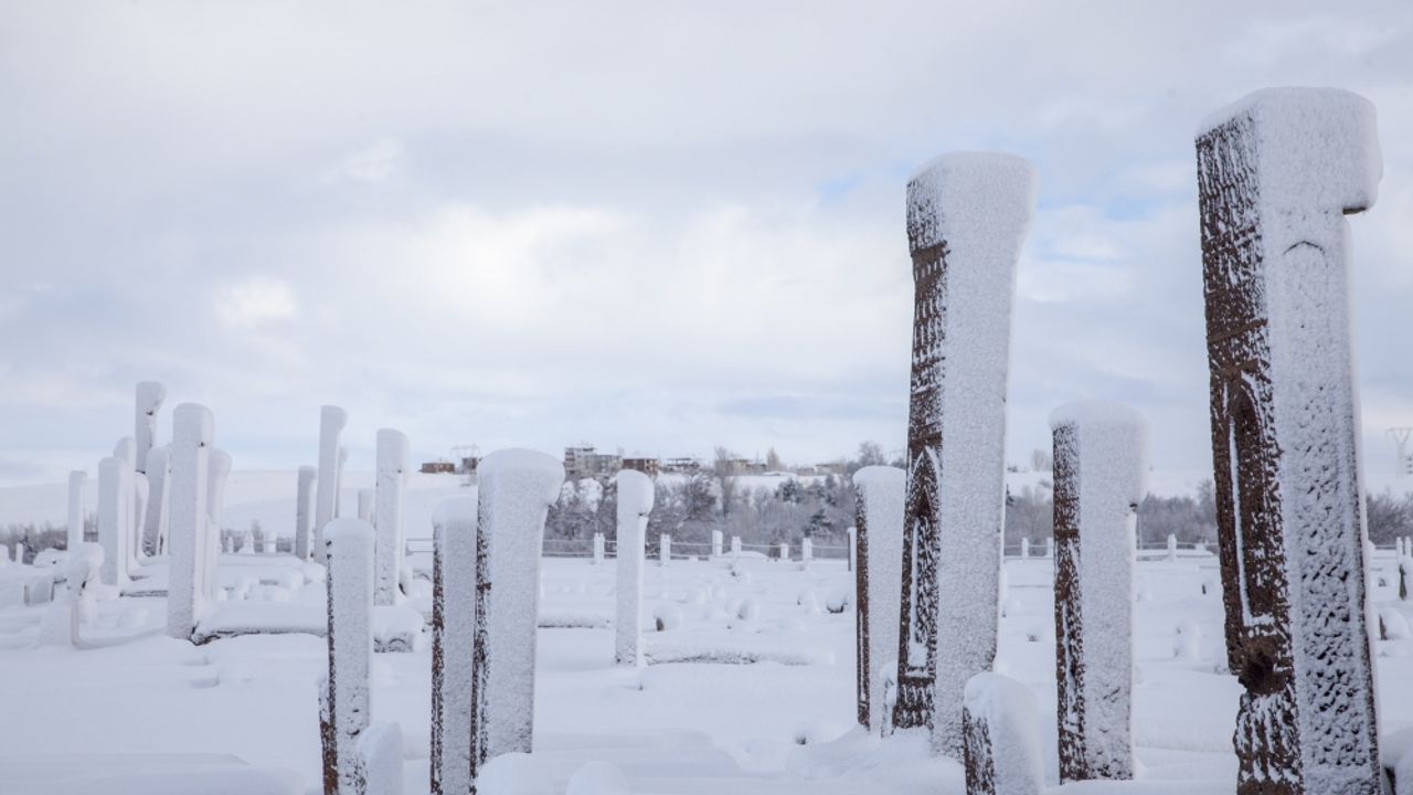 Beyaza bürünen Selçuklu Meydan Mezarlığında ziyaretçi yoğunluğu yaşanıyor