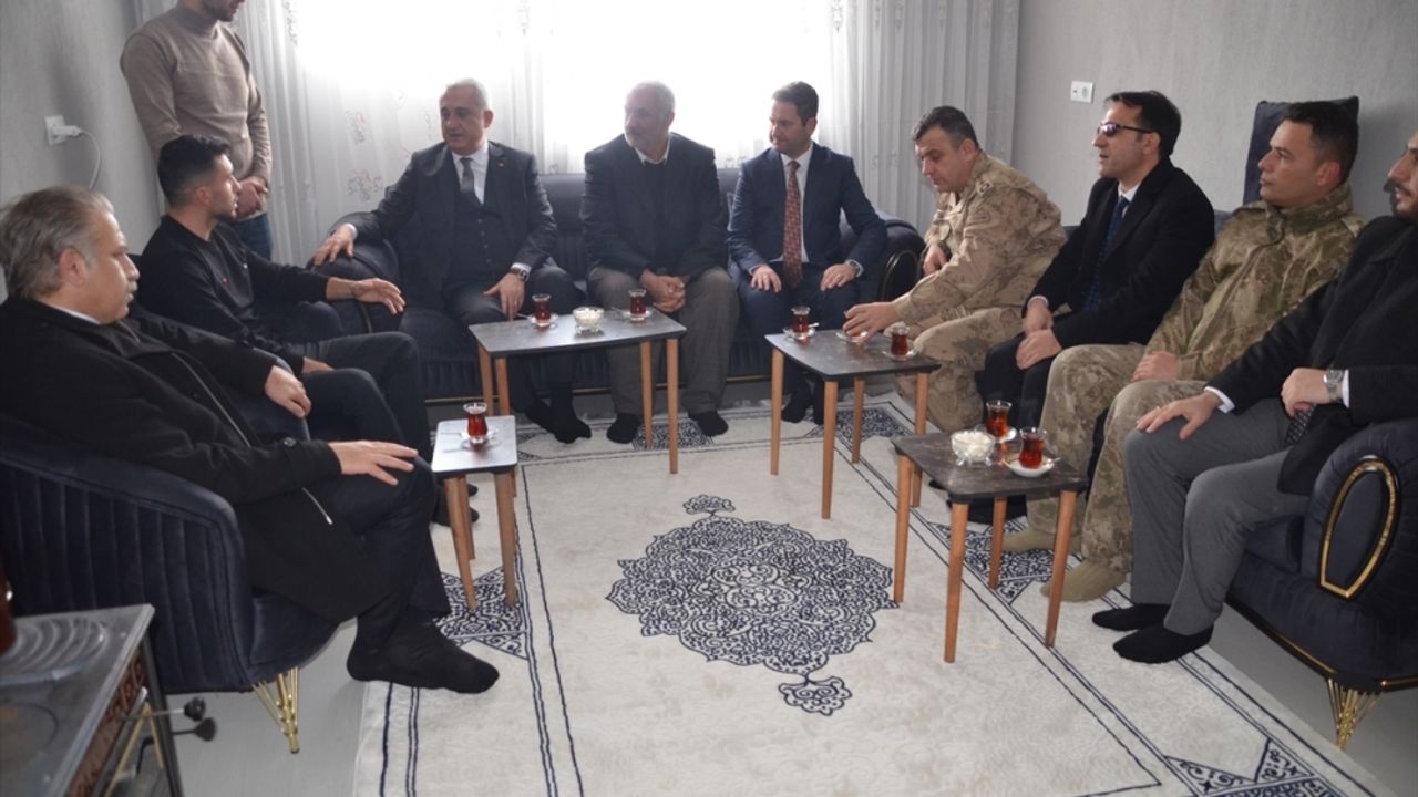 Muş Valisi Çakır, Pençe-Kilit Harekatı bölgesinde yaralanan askerleri evlerinde ziyaret etti