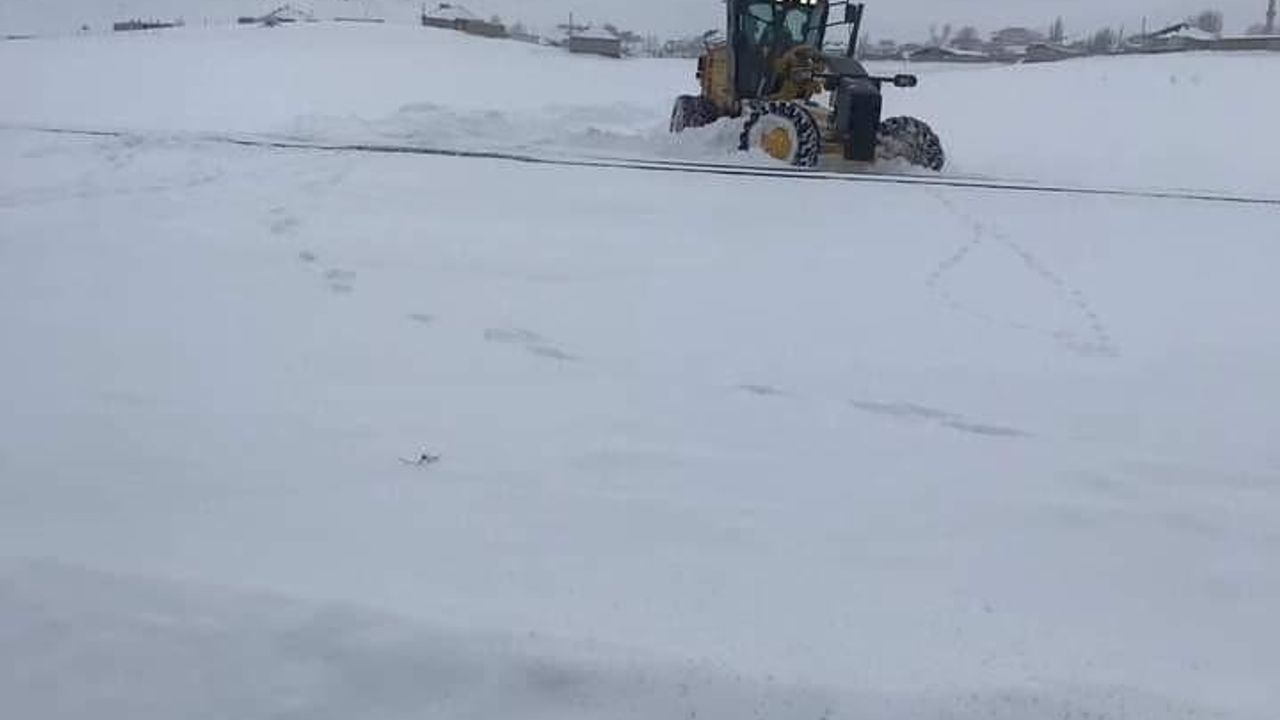Saray’da karla mücadele çalışması devam ediyor