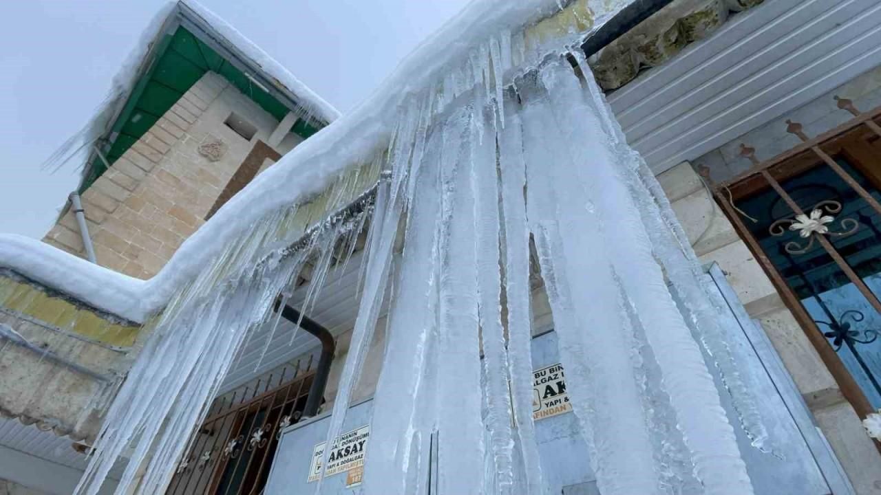 Tatvan buz kesti: Sarkıtların boyu 2 metreyi buldu