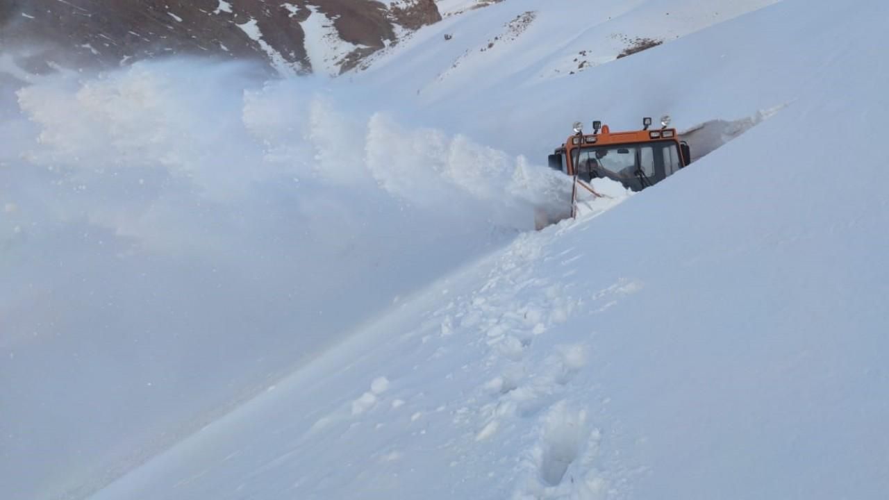 Van’da kar kalınlığı iş makinesinin boyunu aştı