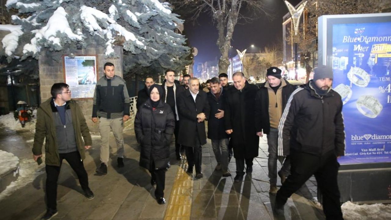AK Parti Van Büyükşehir Belediye Başkan adayı Arvas'tan esnaf ziyareti