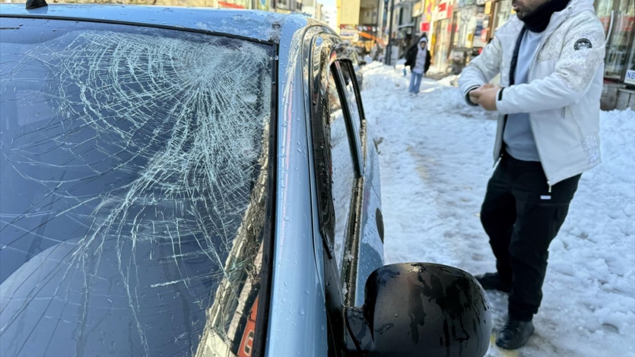 Ardahan'da üzerine kar kütlesi düşen otomobilde hasar oluştu