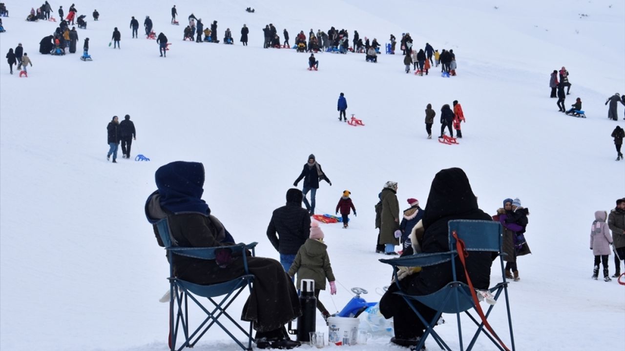 Bitlis'te "3. Geleneksel Meşaleli Kayak Şenliği" düzenlendi