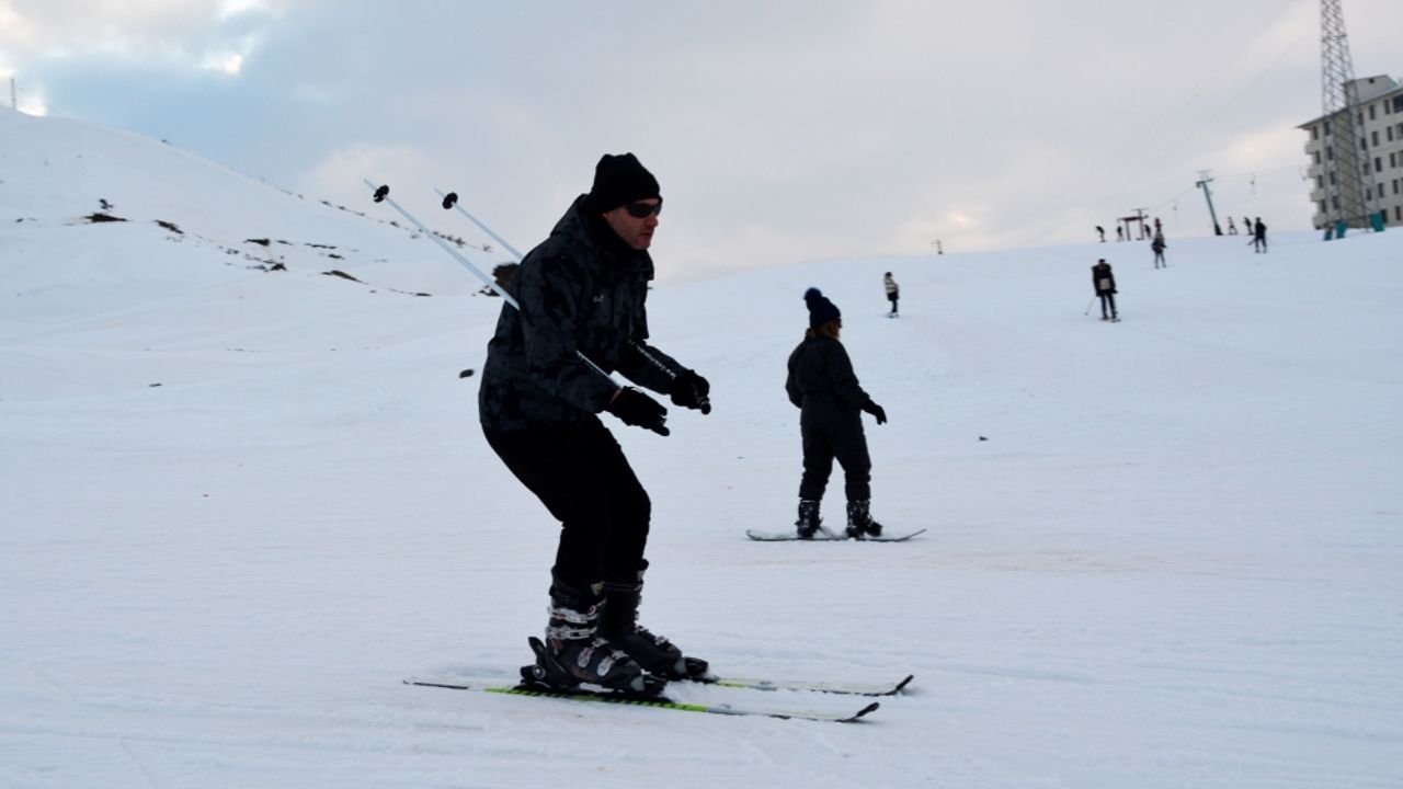Bitlis'teki El-Aman Hanı Kayak Merkezi'nde hafta sonu yoğunluğu yaşanıyor