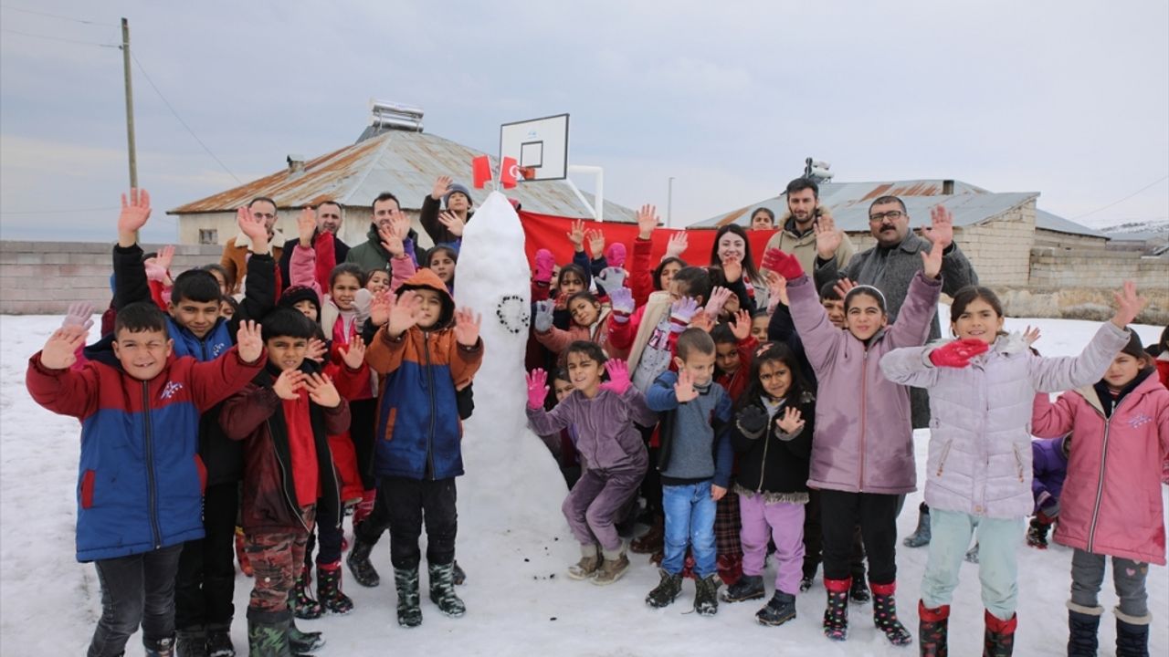 Ercişli öğrenciler Türkiye'nin ilk astronotu Gezeravcı'yı okullarında görmek istiyor
