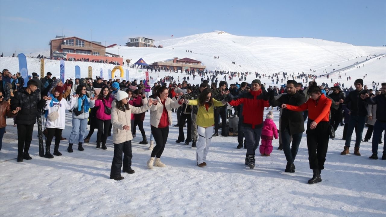 Hakkari'deki 5. Kar Festivali'nde meşaleli kayak gösterisi yapıldı