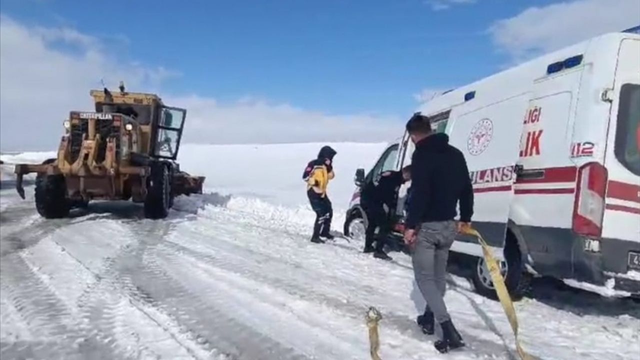 Malazgirt'te yoldan çıkarak kara saplanan ambulans ekiplerce kurtarıldı