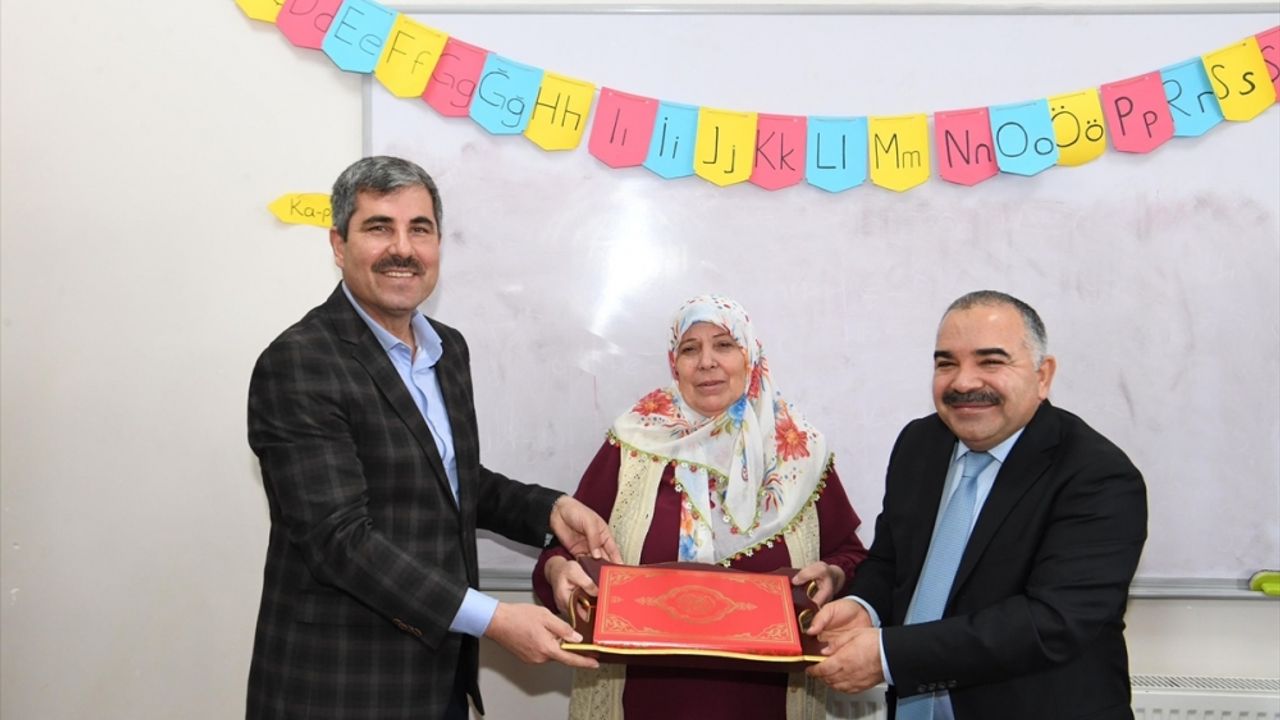 Muş Belediye Başkanı Asya, 69 yaşında Kur'an-ı Kerim'i hatmeden kadını kutladı