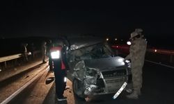 Kars'ta otomobilin traktöre çarptığı kazada 2 kişi yaralandı