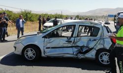 Malatya'da cezaevi aracı otomobille çarpıştı; 1 ölü, 4 yaralı