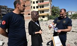 Malatya'da itfaiyeciler depremde enkazdan çıkan özel eşyaları sahibine teslim etti