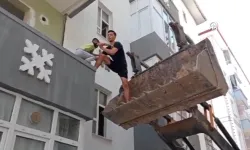 Malatya'da ağır hasarlı binada mahsur kalan çocuk iş makinesiyle kurtarıldı