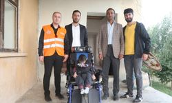 Van'da bedensel engelli çocuğa tekerlekli sandalye hediye edildi