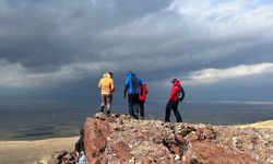 Kars, Ardahan ve Iğdır dağlarına güvenli tırmanış için tabela yerleştiriliyor