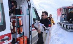 Ağrı'da yolu kardan kapanan mezradaki hasta 4 kardeşe paletli ambulansla ulaşıldı