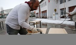 Bitlis'te kullanılamaz durumdaki sıra ve masalar yenilenerek okullara kazandırıldı