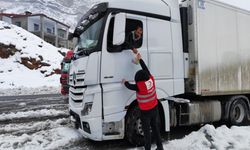 Kızılay gönüllülere Hakkari'de kar nedeniyle yolda kalanlara kumanya dağıttı