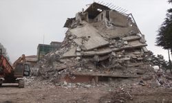 Malatya Doğanşehir'de ağır hasarlı binaların yıkımı sürüyor