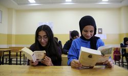 Muş'un Hasköy ilçesi sakinleri bazı günler aynı saatte kitap okuyor
