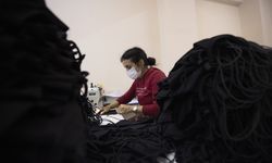 Tunceli'deki tekstil atölyesinde kadınlar elbise ve çanta üreterek kazanç elde ediyor