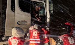 Van'da Kızılay ekipleri yolda kalan sürücülere kumanya dağıttı