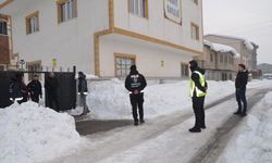 Yüksekova'da polis ekiplerinin okul çevrelerindeki denetimleri sürüyor