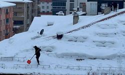 Bitlis’te yürekleri ağızlara getiren çatı temizliği