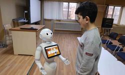 Otizmli çocuklar insansı robot ’Pepper’ ile öğrenecek