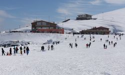 Hakkari'de kayakseverler hafta sonunu kayak merkezinde değerlendiriyor